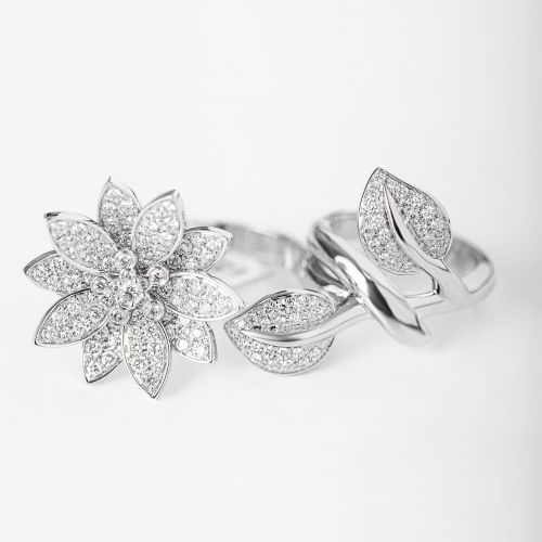 NHẪN KIM CƯƠNG THIÊN NHIÊN LOTUS BETWEEN THE FINGERS